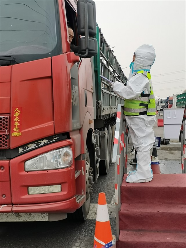 沈阳：顶着“两件棉袄俩棉裤”都挡不住的冷 交通执勤员严守“沈北大门”不退缩_fororder_111