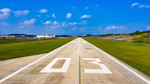 自贡航空产业园区龙头企业聚集 成就双百亿“航空梦”_fororder_3自贡通用凤鸣机场宽敞的跑道（摄影-廖志全）