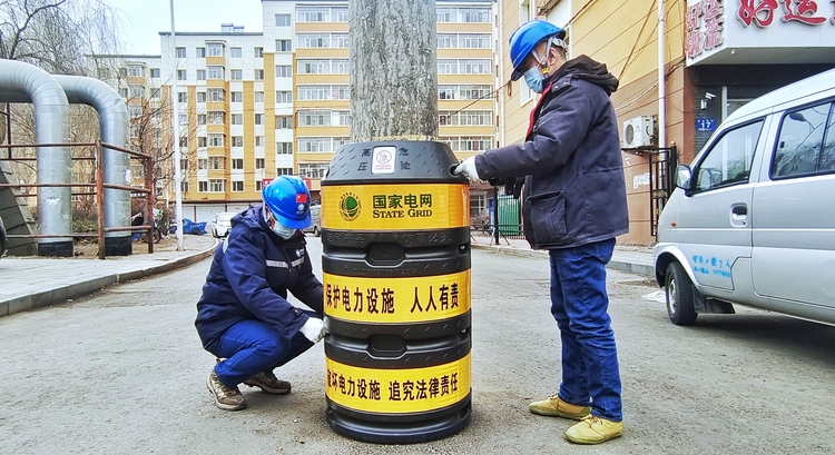 醒目！牡丹江为电杆装上“护墩墩”