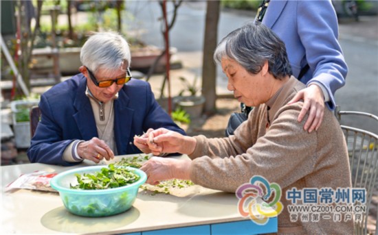 每天敲门问声好：常州7300对邻家老人结对互助