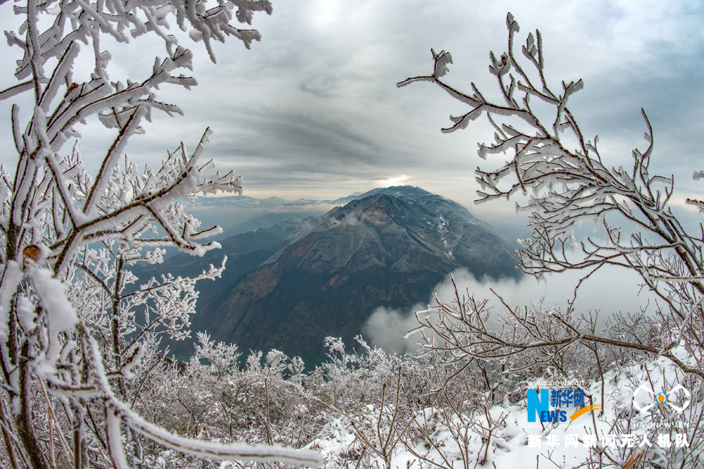 航拍瞿塘峡初雪 琼枝玉树景象壮美