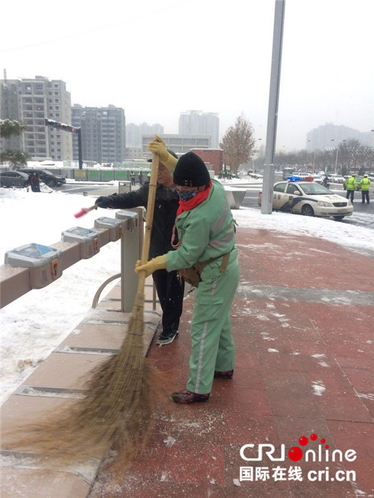 西安高新出现现代版夫妻扫雪“天仙配”