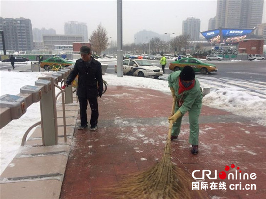 西安高新出现现代版夫妻扫雪“天仙配”