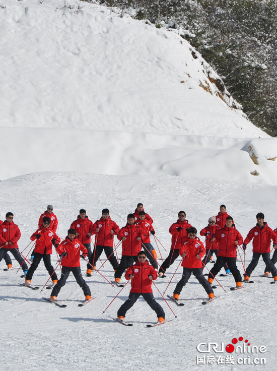 重庆石柱县姊妹滑雪场冰雪体验点燃冬日激情