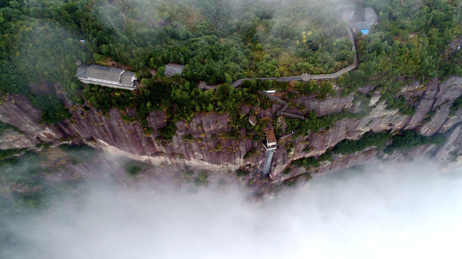 仙居：雾锁群峦似仙境