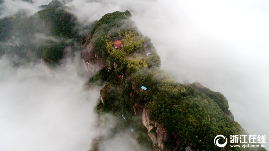 仙居：雾锁群峦似仙境