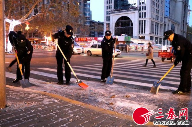 【未央专题  左上文 加摘要】未央公安再次清除道路残雪确保群众平安出行