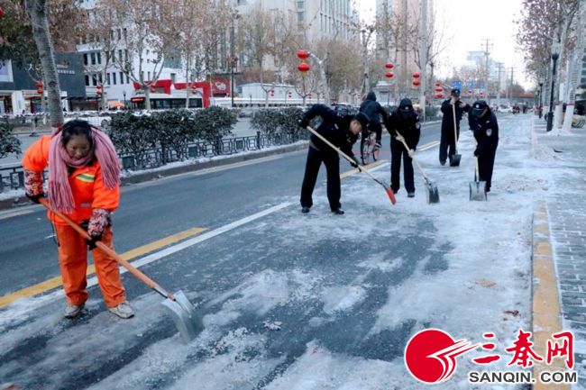 【未央专题  左上文 加摘要】未央公安再次清除道路残雪确保群众平安出行