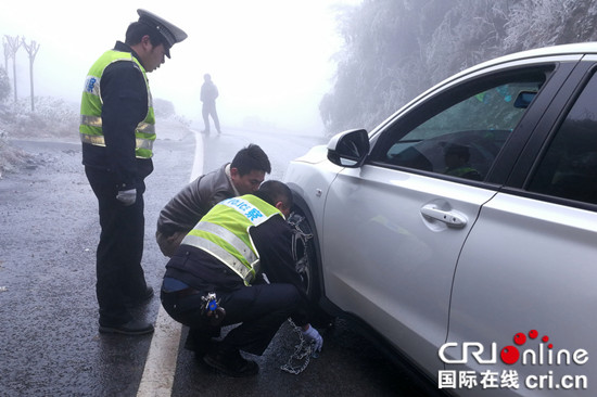 已过审【法制安全】万盛高海拔景区普降大雪 民警巡逻除雪保平安【区县联动】【万盛】万盛景区降大雪 民警巡逻除雪保平安