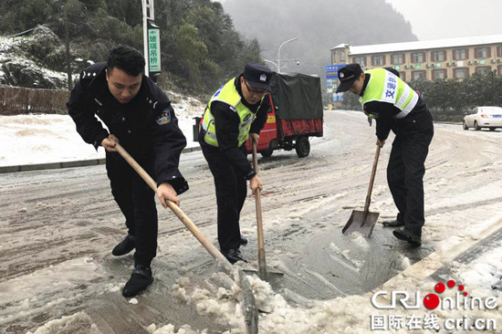 已过审【法制安全】万盛高海拔景区普降大雪 民警巡逻除雪保平安【区县联动】【万盛】万盛景区降大雪 民警巡逻除雪保平安