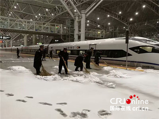 （已过审 供稿 平安江苏图文 三吴大地南京）南京铁路打响除冰扫雪战 确保安全畅通