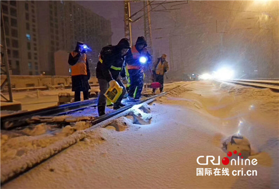 （已过审 供稿 平安江苏图文 三吴大地南京）南京铁路打响除冰扫雪战 确保安全畅通