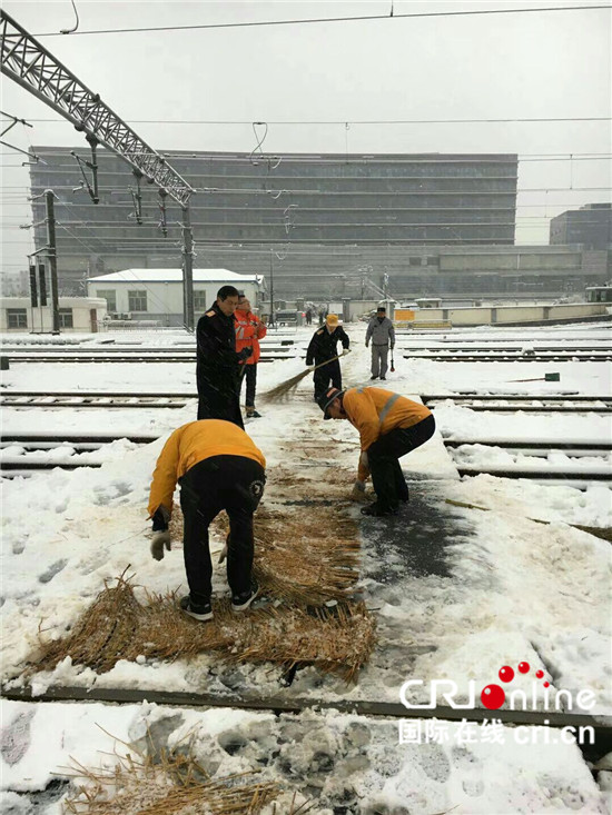 （已过审 供稿 平安江苏图文 三吴大地南京）南京铁路打响除冰扫雪战 确保安全畅通