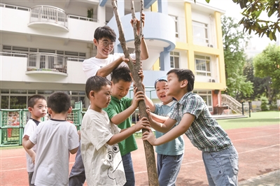 （焦点图）别样毕业季种小树栽希望