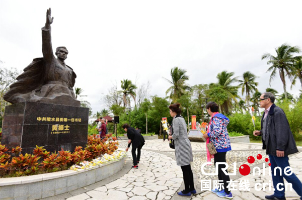 图片默认标题_fororder_向革命烈士纪念碑鞠躬敬献鲜花  柯育超 摄 1