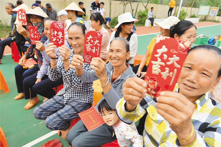 【民生】【扶贫专题-焦点图】东方市东河镇旧村贫困户领到蛋鸡扶贫项目分红