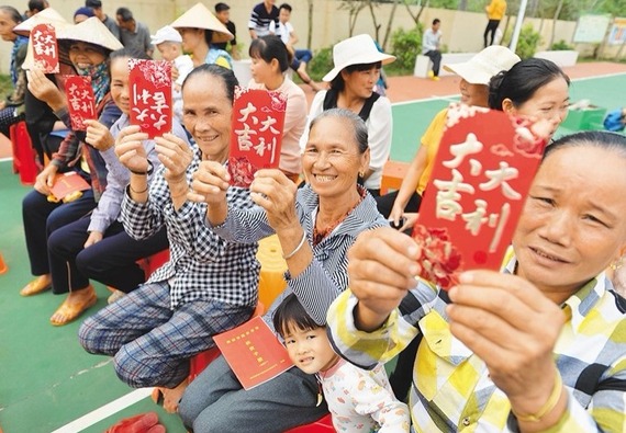 东方市东河镇旧村贫困户领到蛋鸡扶贫项目分红