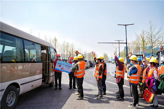 央企南京项目部“爱心班车”接送农民工上下班 筑牢健康防线_fororder_图片2_副本