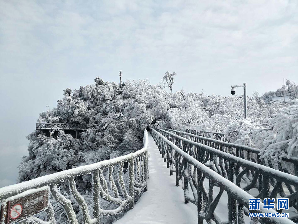 湖南天门山：银装素裹若仙境