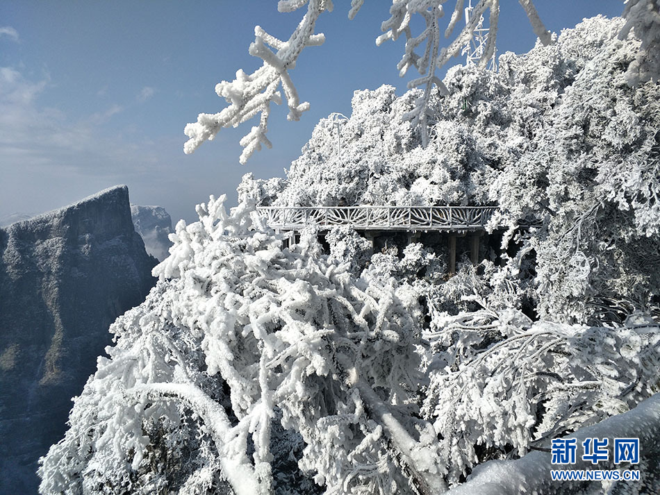 湖南天门山：银装素裹若仙境