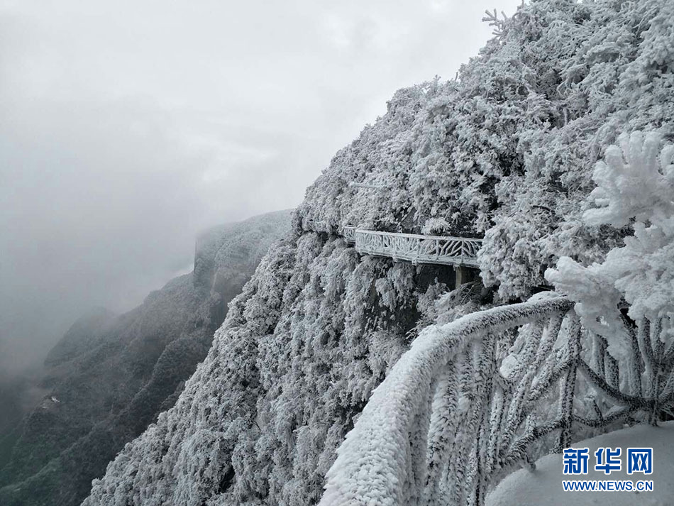 湖南天门山：银装素裹若仙境