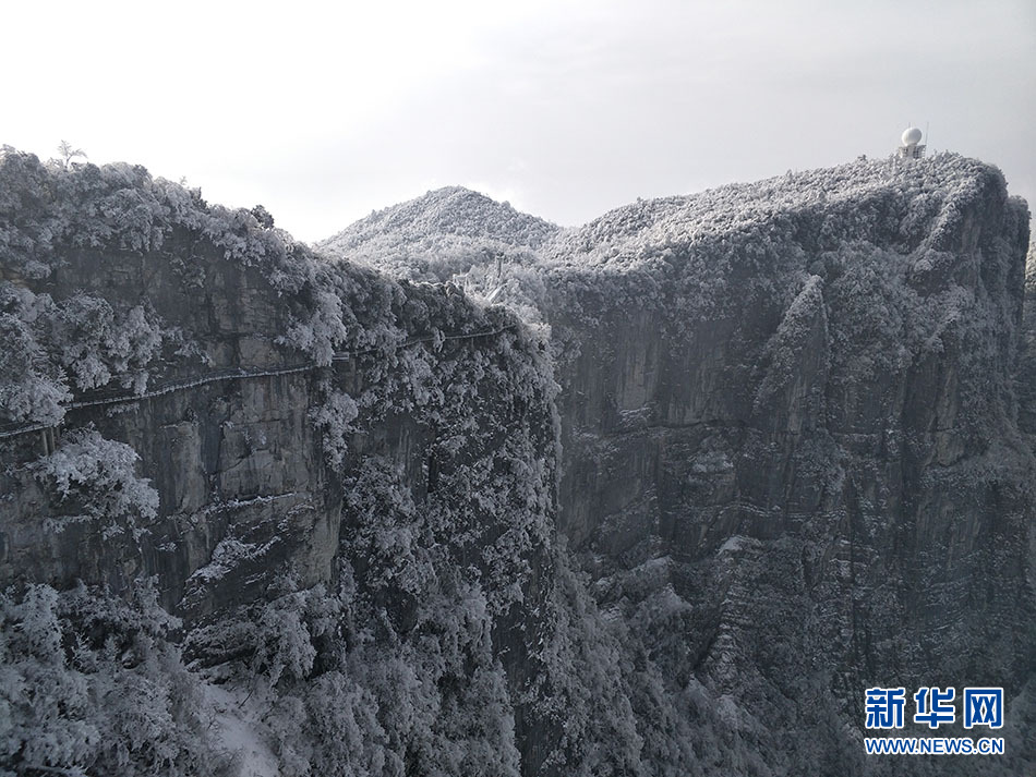 湖南天门山：银装素裹若仙境