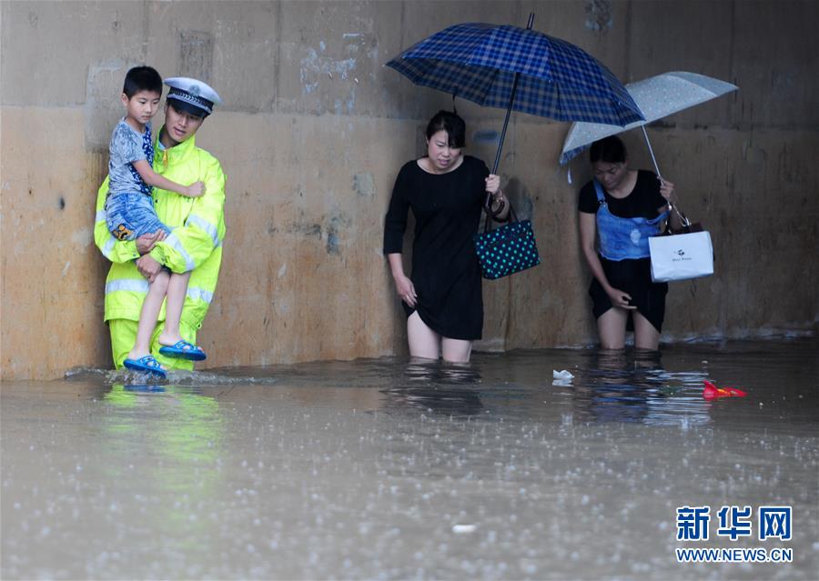 江西部分地区出现强降雨