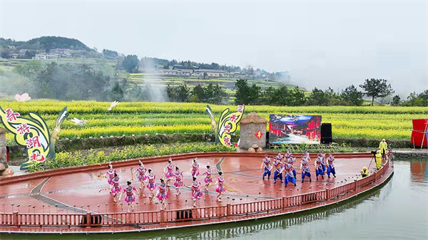 花海拥春光 “春游湖北•巴东出发”暨第六届牛洞坪油菜花节开幕_fororder_图片4