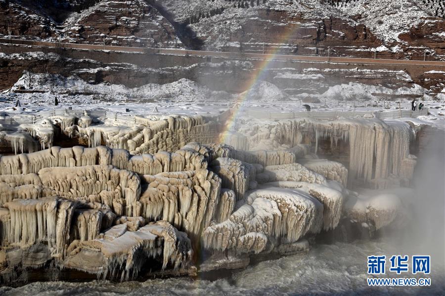 黄河壶口瀑布雪景如画