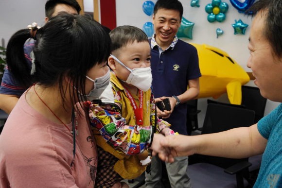 今日头条“感光计划”受助人罗梓燊一家与爱心网友见面