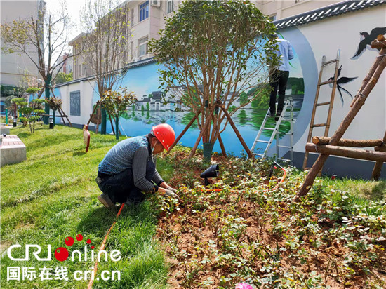 南阳市卧龙区：打造城市“绿色名片” 共享“生态福利”_fororder_工人师傅们正在祥和园里做收尾工作 摄影 王小军