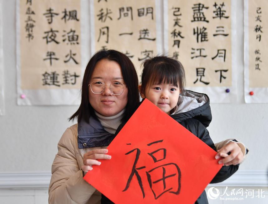 河北迁安：挥墨迎新春 祝福暖人心