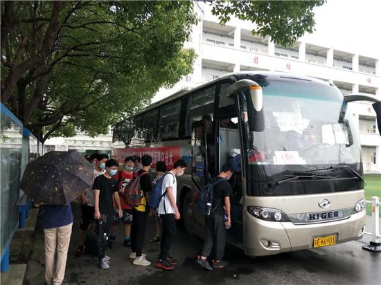 （B 企业列表 三吴大地苏州 移动版）苏汽集团：为中考学子保驾护航