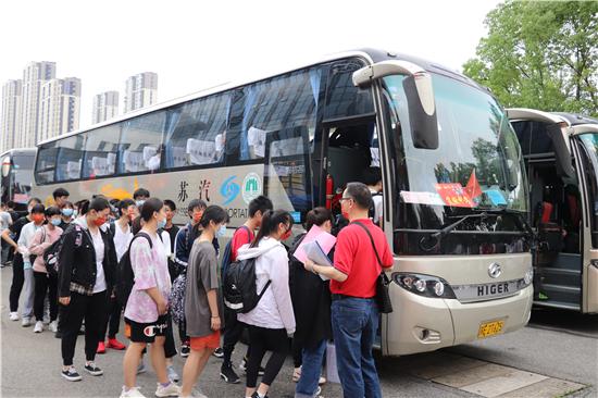 （B 企业列表 三吴大地苏州 移动版）苏汽集团：为中考学子保驾护航