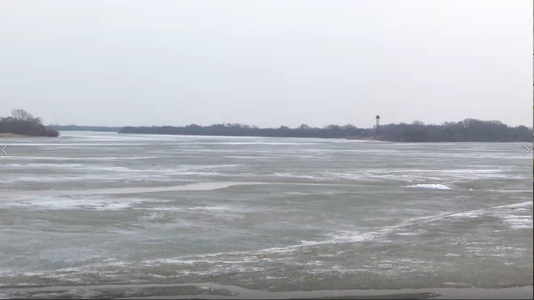 乌苏里江虎林段开江 冰排卷起千堆雪