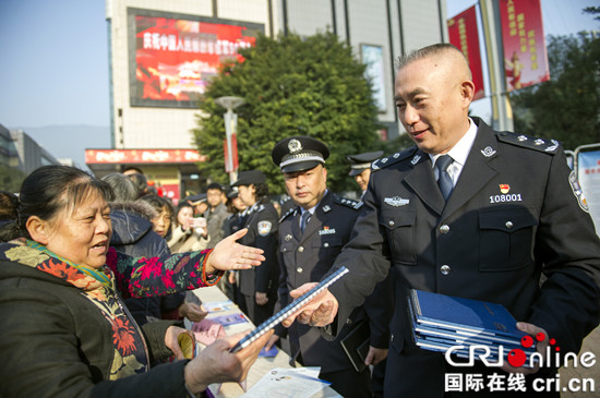 已过审【法制安全】北碚警方开展110宣传日活动