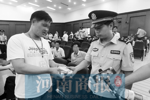 一“老赖”被判刑 旁听席另一“老赖”当场还钱