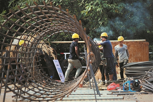 柳州凤凰岭建桥忙