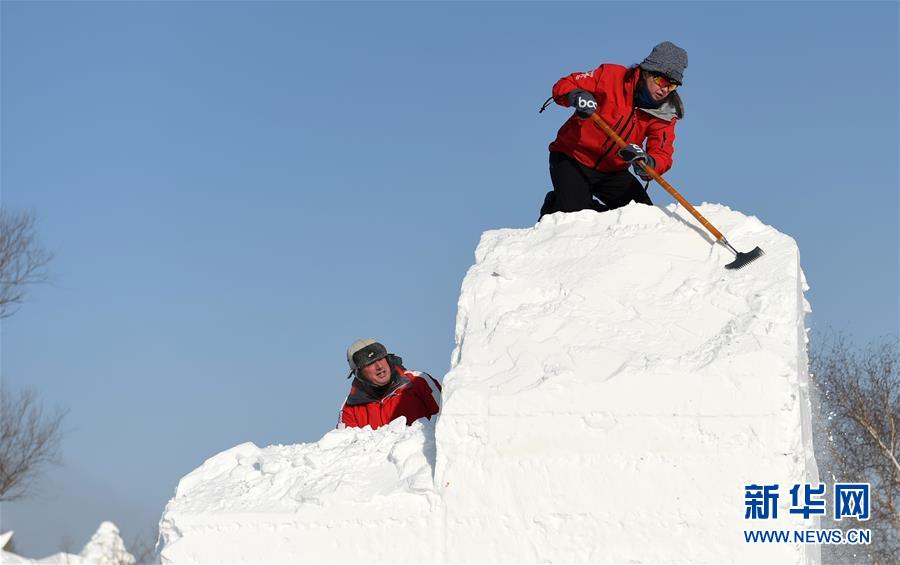 哈尔滨：国际雪雕比赛开铲