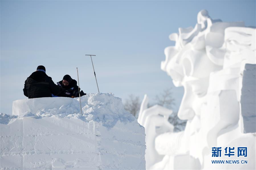 哈尔滨：国际雪雕比赛开铲