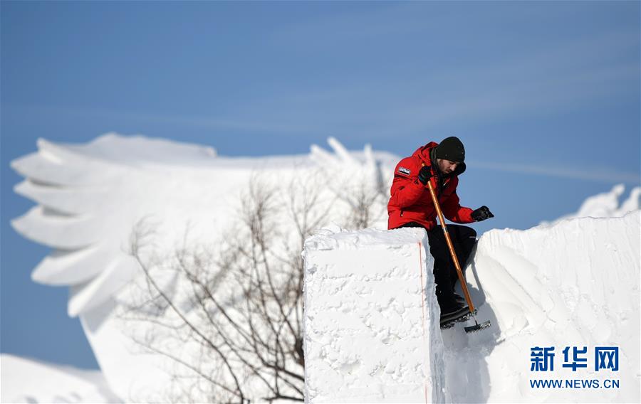 哈尔滨：国际雪雕比赛开铲