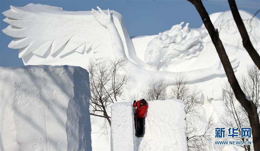 哈尔滨：国际雪雕比赛开铲