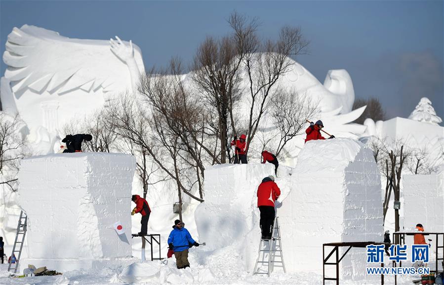 哈尔滨：国际雪雕比赛开铲