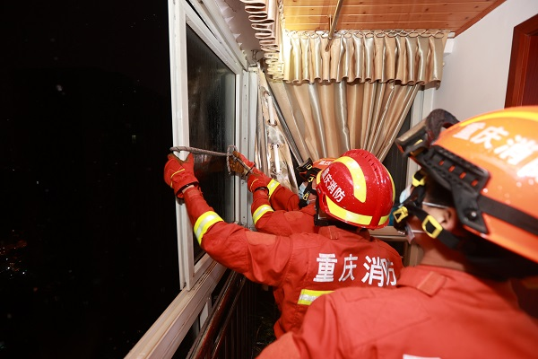 【原创】重庆多地遭遇狂风暴雨袭击 多部门开展防汛抢险工作_fororder_图片2