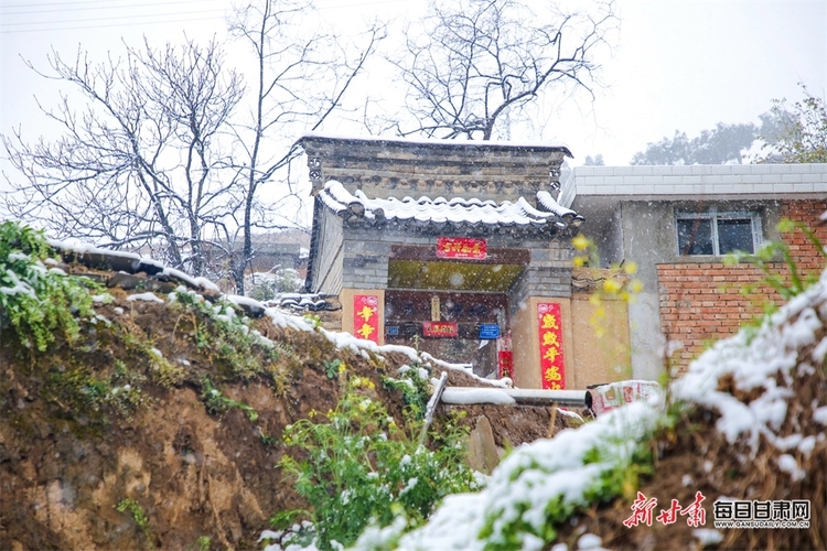 料峭四月喜降春雪 仇池故里美色倾城