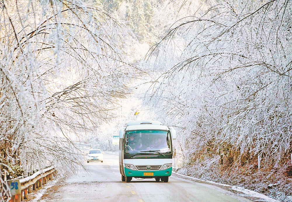 【焦点图】冰雪中的农村客运车