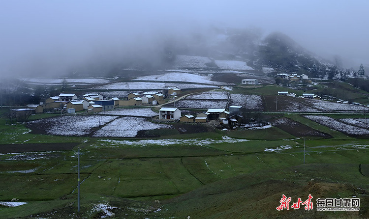 【焦点图+大美甘肃+陇南列表】长天远树山山白 不辨山花与雪花 春雪落武都山村美如画