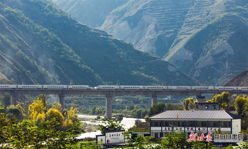 【焦点图】高铁穿过麦积区石佛镇马家山村成为一道独特风景