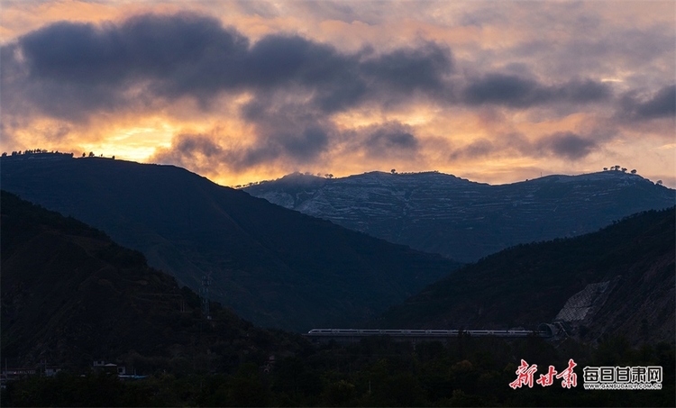 【焦点图】高铁穿过麦积区石佛镇马家山村成为一道独特风景