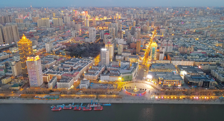 春水映衬 冰城璀璨夜